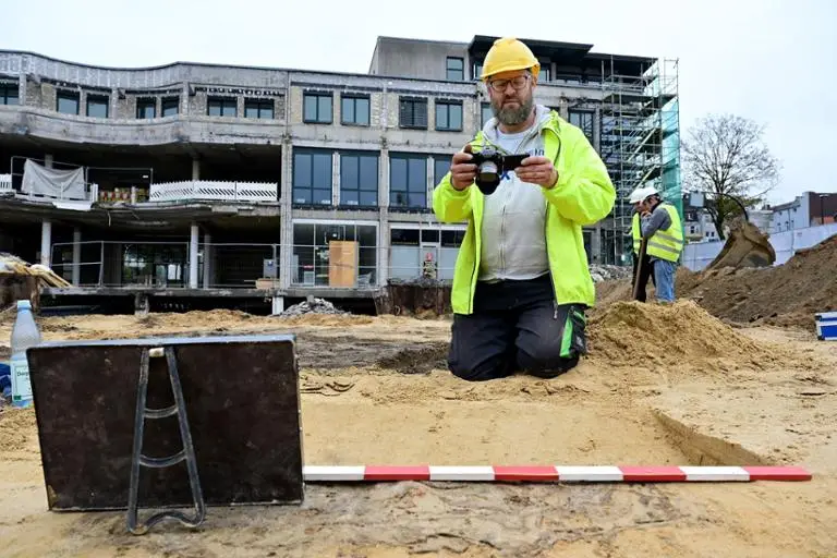 Grabungsleiter Frederik Heinze während der archäologischen Untersuchungen.