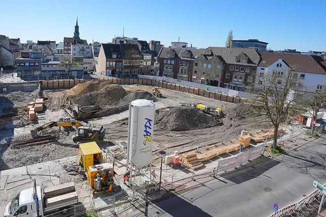 Noch türmt sich Erdreich auf der Baustelle auf