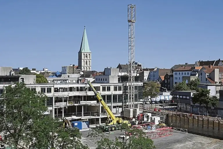 Erster von zwei Kränen am B-tween